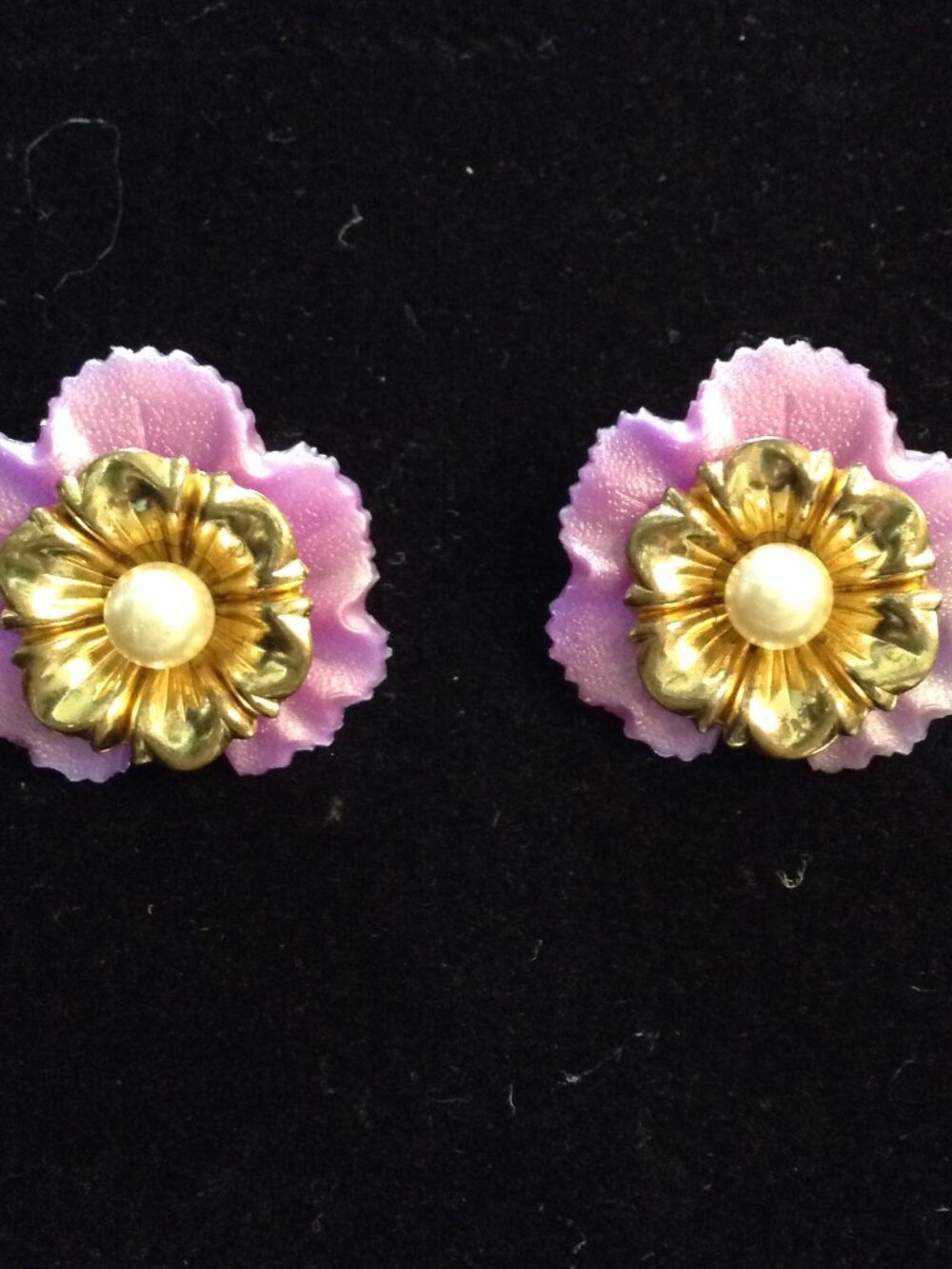 VTG 60/70 Pansy/Orchid Flower Clip on Pearl Molded Lucite Classic Retro Vintage